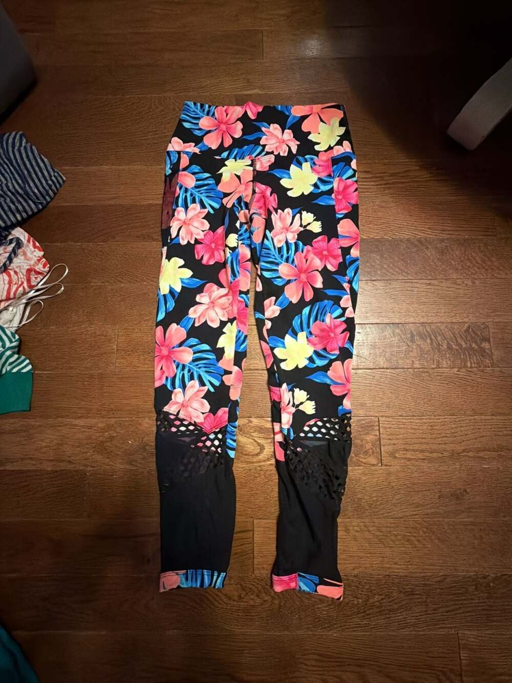 PINK Victoria's Secret Ultimate Mesh Tropical Floral Yoga Legging, Size M